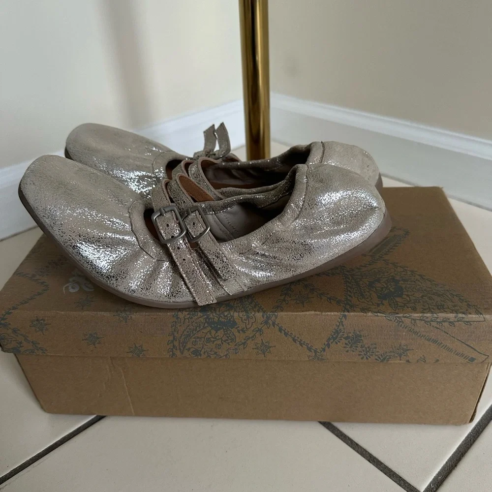 NWB Free People Champagne Gemini Flats- Size 7